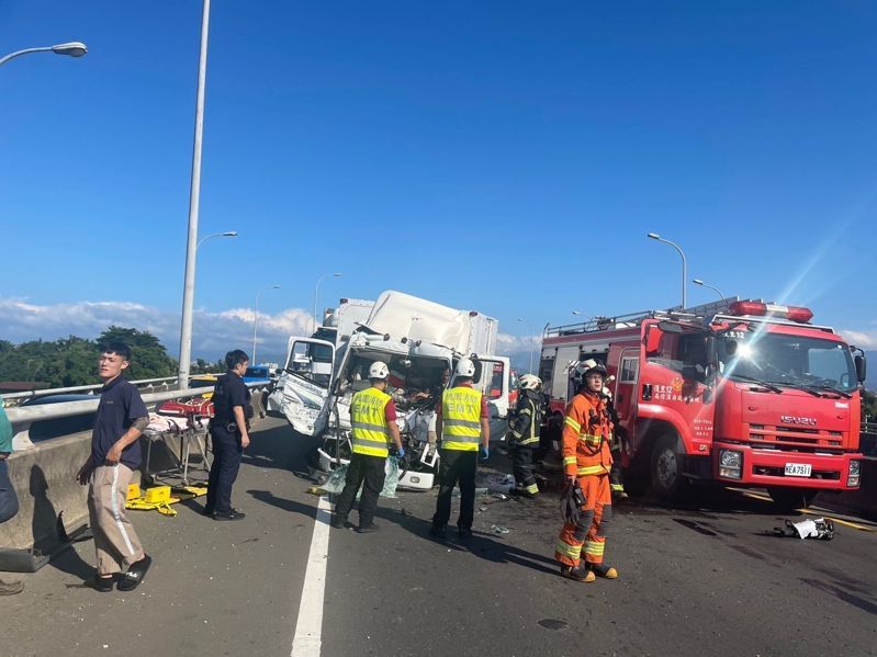 台66快速道西向21公里平鎮段發生4 輛大小車禍連環追撞車禍,肇事大貨車司機一人受傷。圖/警方提供 台66快速道西向21公里平鎮段發生4 輛大小車禍連環追撞車禍,肇事大貨車司機一人受傷。圖/警方提供