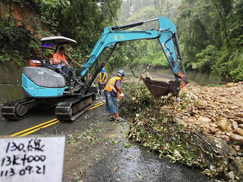 苗130線蕉埔路段,有多處因土石覆蓋路面造成交通中斷,預計中午搶通。圖/張顧礫提供 苗130線蕉埔路段,有多處因土石覆蓋路面造成交通中斷,預計中午搶通。圖/張顧礫提供