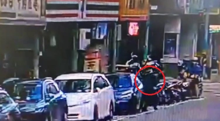 呂男持鐵鎚砸毀陳男座車遭警逮捕送辦。記者曾伯愷／翻攝