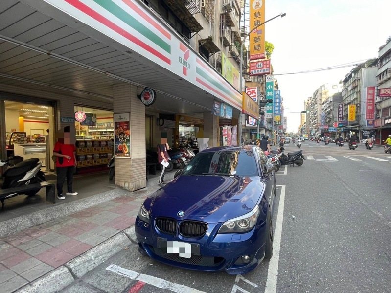 呂男持鐵鎚砸毀陳男座車遭警逮捕送辦。記者曾伯愷／翻攝