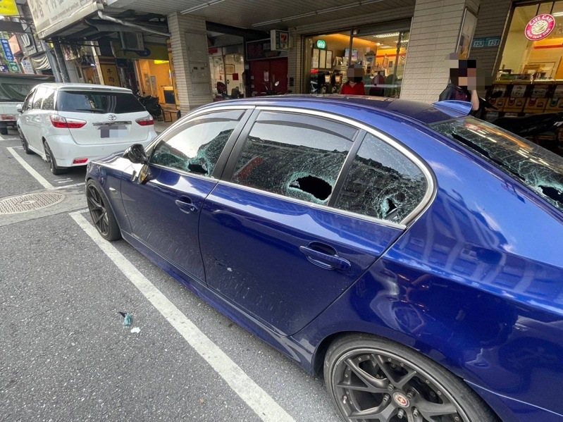 呂男持鐵鎚砸毀陳男座車遭警逮捕送辦。記者曾伯愷／翻攝