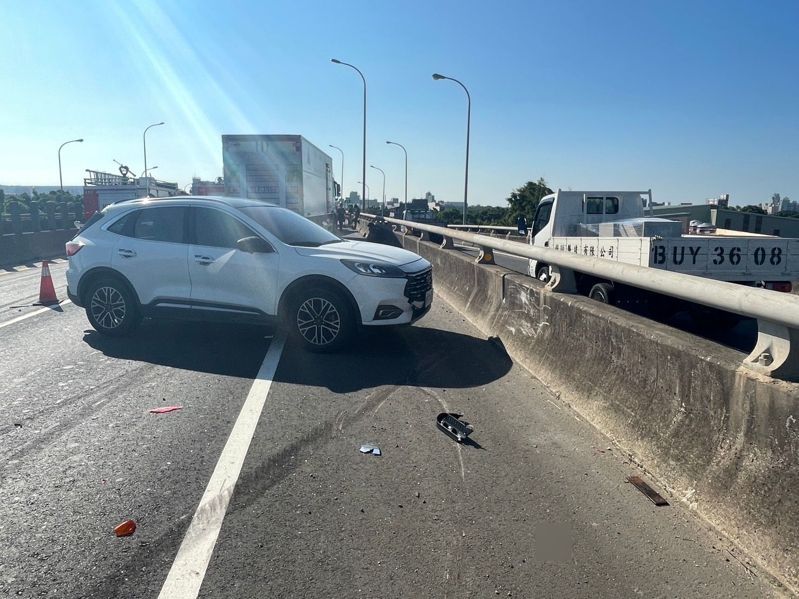 台66快速道西向21公里平鎮段發生4 輛大小車禍連環追撞車禍,肇事大貨車司機一人受傷。圖/警方提供 台66快速道西向21公里平鎮段發生4 輛大小車禍連環追撞車禍,肇事大貨車司機一人受傷。圖/警方提供