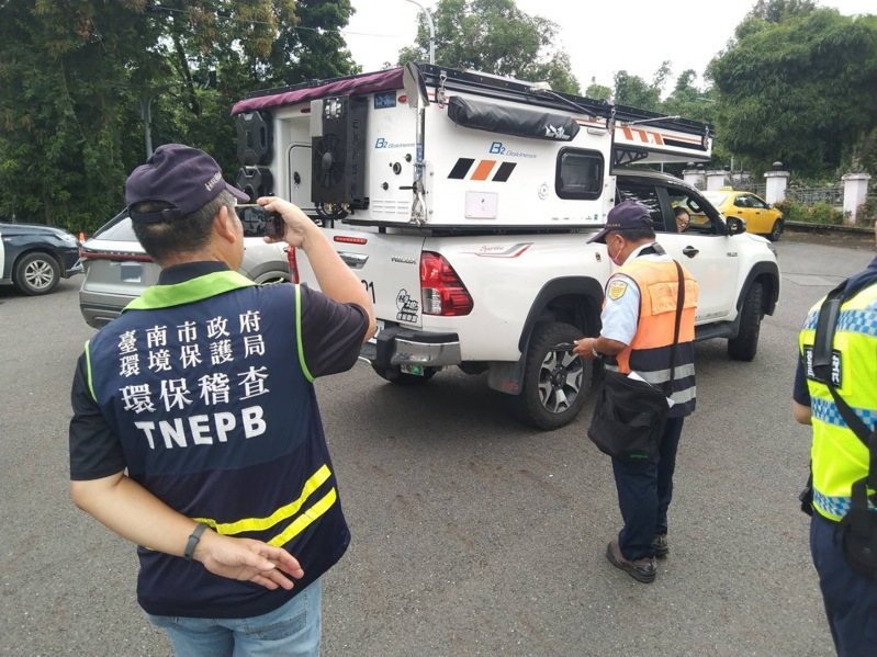 白河分局會同環保監理單位攔58車沒查到違規改裝車輛，卻發現過半駕駛沒綁安全帶。圖／警方提供