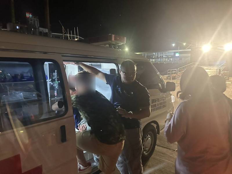 家住北竿鄉的1名男童昨天晚間從椅子上跌落撞到落地窗框,後腦勺出現撕裂傷,北竿衛生所通報馬祖海巡隊派艇馳援後送連江縣立醫院就醫。圖/馬祖海巡隊提供 家住北竿鄉的1名男童昨天晚間從椅子上跌落撞到落地窗框,後腦勺出現撕裂傷,北竿衛生所通報馬祖海巡隊派艇馳援後送連江縣立醫院就醫。圖/馬祖海巡隊提供