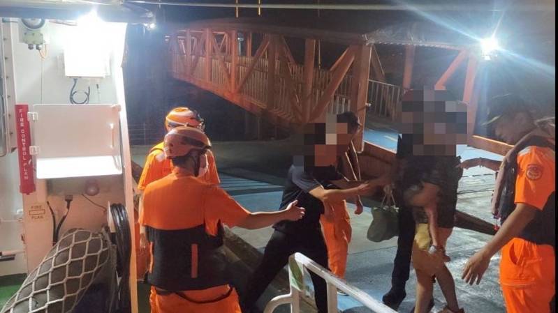 北竿1名男童昨天晚間從椅子上跌落撞到落地窗框,後腦勺出現撕裂傷,北竿衛生所通報馬祖海巡隊派艇馳援後送連江縣立醫院就醫。圖/馬祖海巡隊提供 北竿1名男童昨天晚間從椅子上跌落撞到落地窗框,後腦勺出現撕裂傷,北竿衛生所通報馬祖海巡隊派艇馳援後送連江縣立醫院就醫。圖/馬祖海巡隊提供