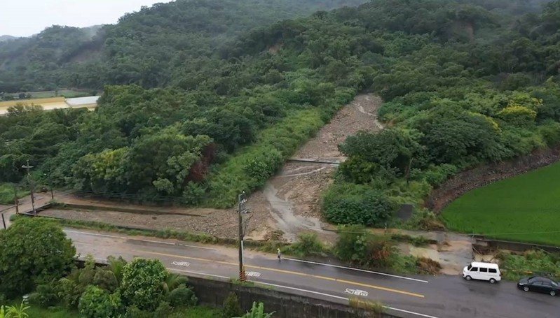 苗43線上館里3鄰路段,這次也發生大量土石流沖刷下來,溢流到路面影響交通。圖/民眾提供 苗43線上館里3鄰路段,這次也發生大量土石流沖刷下來,溢流到路面影響交通。圖/民眾提供