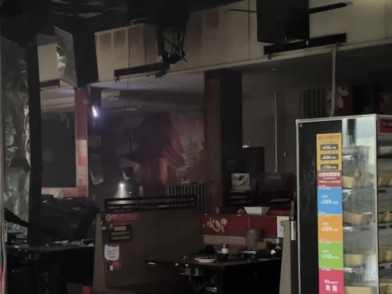 雲林縣斗六市一家燒肉店下午發生火警，疑似客人一次在烤爐上放太多肉引起火災。記者陳雅玲／翻攝