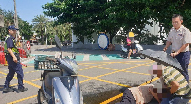 台中龍井93歲陳姓老翁昨騎車車禍倒地，包括員警、路邊民眾、公所工班人員見狀都來幫忙撐傘、安撫等，再現「台灣最美風景」。記者趙容萱／翻攝