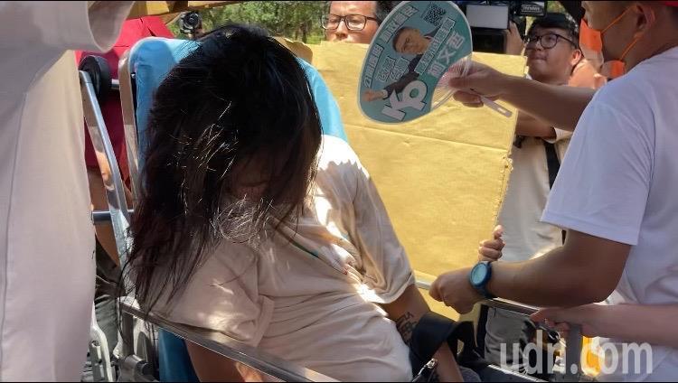黃姓男子是台灣民眾黨長期支持者,1日在北檢外聲援柯文哲,因癲癇發作倒地送醫。記者翁至成/攝影 黃姓男子是台灣民眾黨長期支持者,1日在北檢外聲援柯文哲,因癲癇發作倒地送醫。記者翁至成/攝影