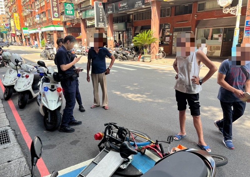 海山警方到場釐清事發過程，並將王男帶回偵詢。記者黃子騰／翻攝