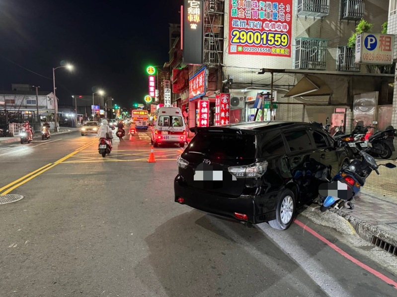 新北市泰山區泰林路二段昨晚6時許，有1輛轎車打方向燈，緩緩右轉準備駛進路旁社區的停車場，結果右後方衝出1輛機車想要超車，雙方發生碰撞造成騎士腿部骨折，原來騎士是酒駕。記者林昭彰／翻攝