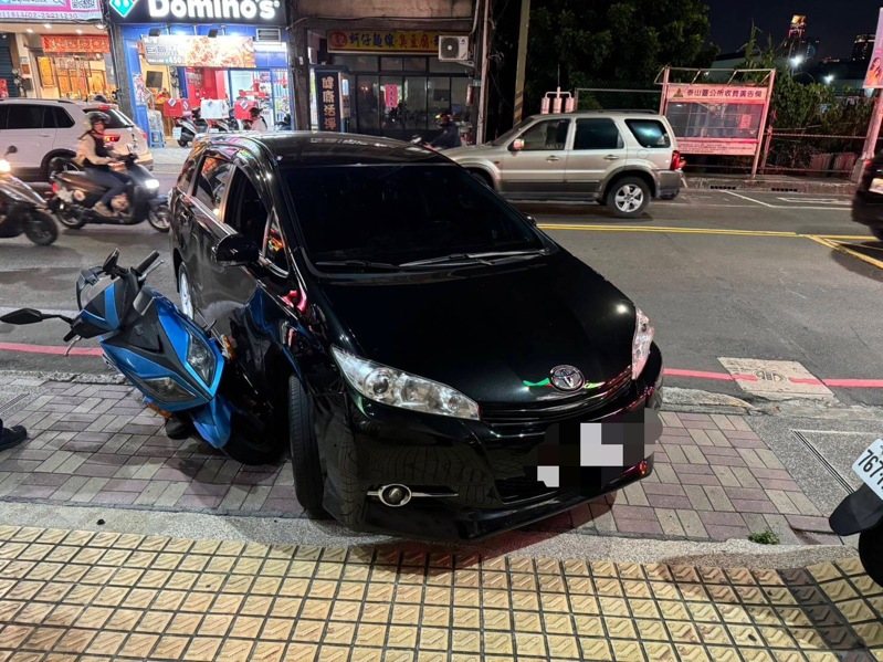 新北市泰山區泰林路二段昨晚6時許，有1輛轎車打方向燈，緩緩右轉準備駛進路旁社區的停車場，結果右後方衝出1輛機車想要超車，雙方發生碰撞造成騎士腿部骨折，原來騎士是酒駕。記者林昭彰／翻攝