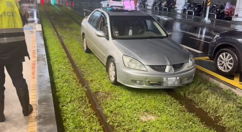 高雄市今晚遭豪大雨狂炸,潘姓男子駕車行經博愛一路左轉大順一路時,因下雨視線不清,整輛車駛入輕軌軌道區卡住,動彈不得。記者石秀華/翻攝 高雄市今晚遭豪大雨狂炸,潘姓男子駕車行經博愛一路左轉大順一路時,因下雨視線不清,整輛車駛入輕軌軌道區卡住,動彈不得。記者石秀華/翻攝
