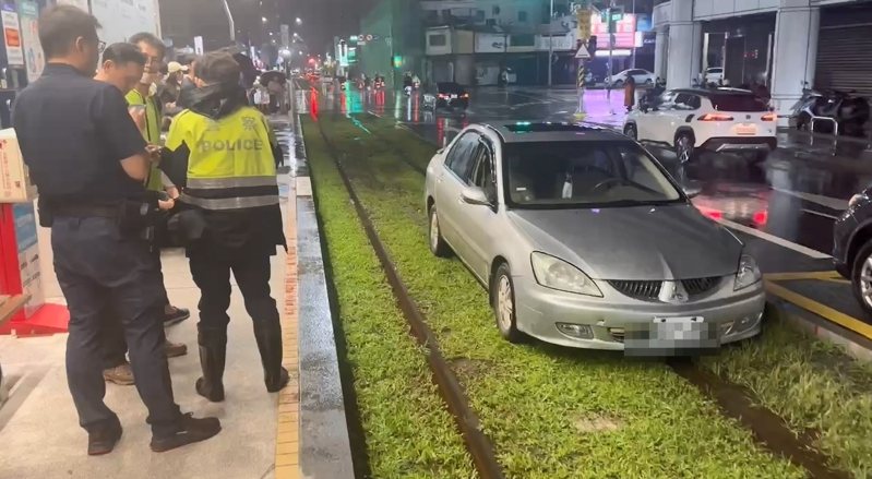 高雄市今晚遭豪大雨狂炸,潘姓男子駕車行經博愛一路左轉大順一路時,因下雨視線不清,整輛車駛入輕軌軌道區卡住,動彈不得。記者石秀華/翻攝 高雄市今晚遭豪大雨狂炸,潘姓男子駕車行經博愛一路左轉大順一路時,因下雨視線不清,整輛車駛入輕軌軌道區卡住,動彈不得。記者石秀華/翻攝