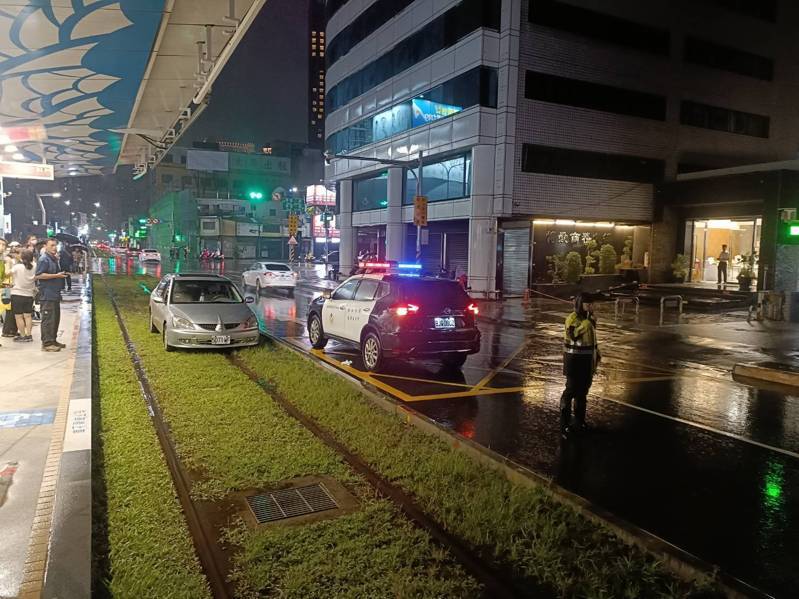 高雄市今晚遭豪大雨狂炸,潘姓男子駕車行經博愛一路左轉大順一路時,因下雨視線不清,整輛車駛入輕軌軌道區卡住,動彈不得。記者石秀華/翻攝 高雄市今晚遭豪大雨狂炸,潘姓男子駕車行經博愛一路左轉大順一路時,因下雨視線不清,整輛車駛入輕軌軌道區卡住,動彈不得。記者石秀華/翻攝