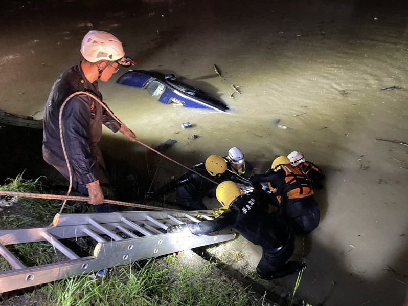 屏東市河濱公園舊鐵橋下方一轎車不慎墜落溝渠後沉入水中，救難人員花近1小時將困在車內年約70歲的男子救出，不過已經無生命跡象。圖／屏東縣消防局提供