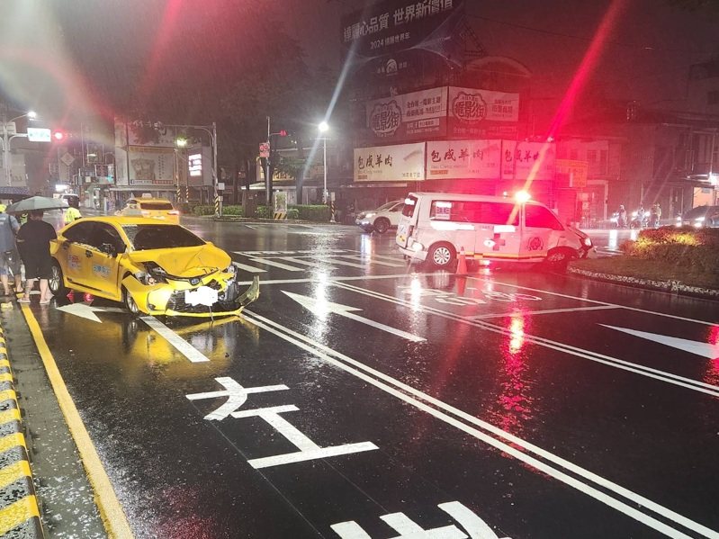 台南市中西區西門路與府前路口，昨天深夜11點50分，發生計程車與民間救護車車禍，造成5人受傷送醫。記者黃宣翰／攝影