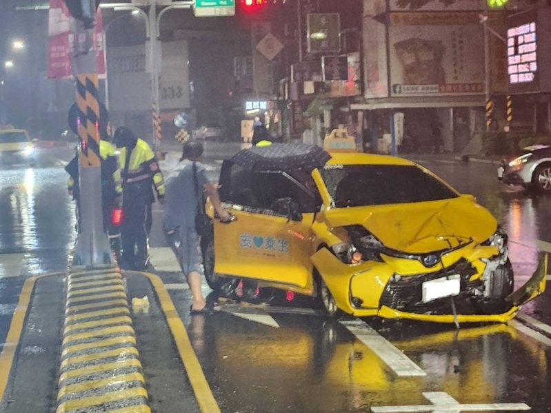 台南市中西區西門路與府前路口，昨天深夜11點50分，發生計程車與民間救護車車禍，造成5人受傷送醫，其中計程車車頭嚴重凹陷。記者黃宣翰／攝影
