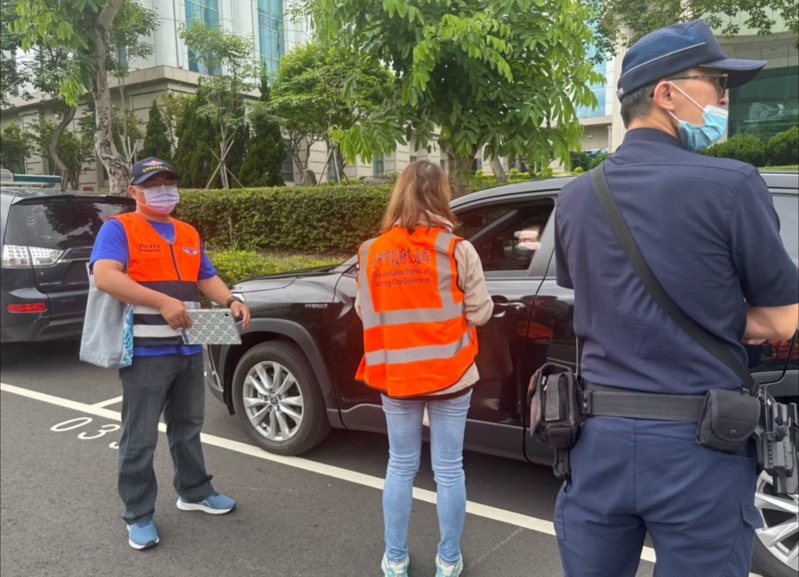台中市交通局聯合監理所,在違規熱點加強稽查白牌車。圖/交通局提供 台中市交通局聯合監理所,在違規熱點加強稽查白牌車。圖/交通局提供