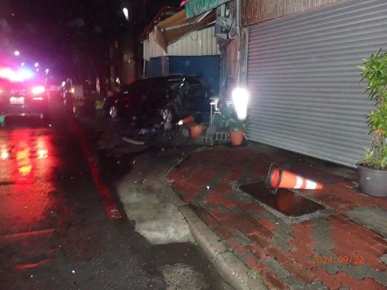 高雄市一輛黑色轎車今天清晨4時45分許在保泰路自撞路邊轎車車尾,被撞轎車又往前撞及餐廳鐵門及招牌,駕駛闖禍後逃離現場。記者石秀華/翻攝 高雄市一輛黑色轎車今天清晨4時45分許在保泰路自撞路邊轎車車尾,被撞轎車又往前撞及餐廳鐵門及招牌,駕駛闖禍後逃離現場。記者石秀華/翻攝