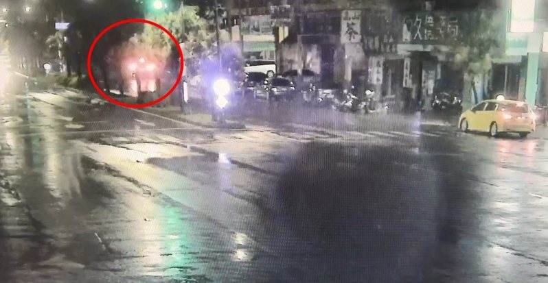高雄市一輛黑色轎車今天清晨4時45分許在保泰路自撞路邊轎車車尾(如圖),被撞轎車又往前撞及餐廳鐵門及招牌,駕駛闖禍後逃離現場。記者石秀華/翻攝 高雄市一輛黑色轎車今天清晨4時45分許在保泰路自撞路邊轎車車尾(如圖),被撞轎車又往前撞及餐廳鐵門及招牌,駕駛闖禍後逃離現場。記者石秀華/翻攝