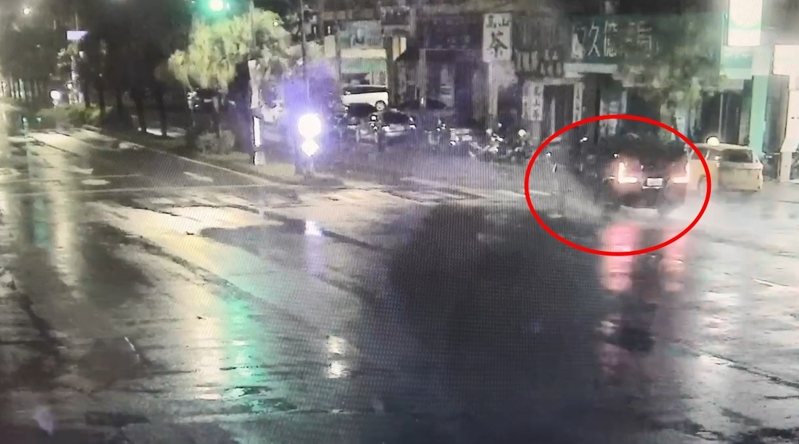高雄市一輛黑色轎車(如圖)今天清晨4時45分許在保泰路自撞路邊轎車車尾,被撞轎車又往前撞及餐廳鐵門及招牌,駕駛闖禍後逃離現場。記者石秀華/翻攝 高雄市一輛黑色轎車(如圖)今天清晨4時45分許在保泰路自撞路邊轎車車尾,被撞轎車又往前撞及餐廳鐵門及招牌,駕駛闖禍後逃離現場。記者石秀華/翻攝