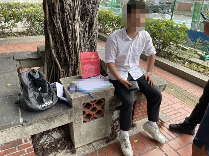 中部某私立大學法律系學生鄔姓男子涉擔任假投資詐騙集團車手,取款時被警方逮捕,稱上網應徵業務工作,還說「才剛念而已不懂法律」。記者陳宏睿/翻攝 中部某私立大學法律系學生鄔姓男子涉擔任假投資詐騙集團車手,取款時被警方逮捕,稱上網應徵業務工作,還說「才剛念而已不懂法律」。記者陳宏睿/翻攝