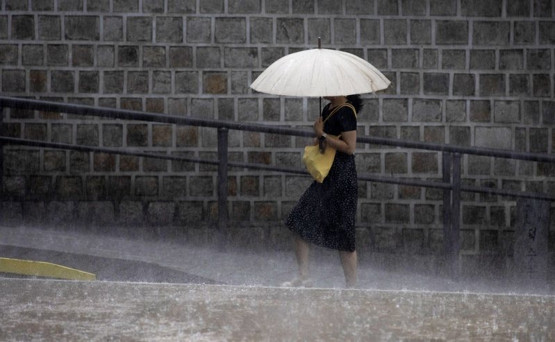 南韓21日多地降下豪雨,不少地方的降雨量創下新紀錄。南韓暴雨示意圖。歐新社 南韓21日多地降下豪雨,不少地方的降雨量創下新紀錄。南韓暴雨示意圖。歐新社