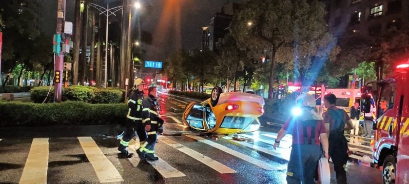 北市萬華區發生計程車自撞翻車意外。記者翁至成／翻攝