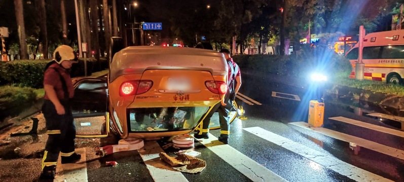 北市萬華區發生計程車自撞翻車意外。記者翁至成／翻攝