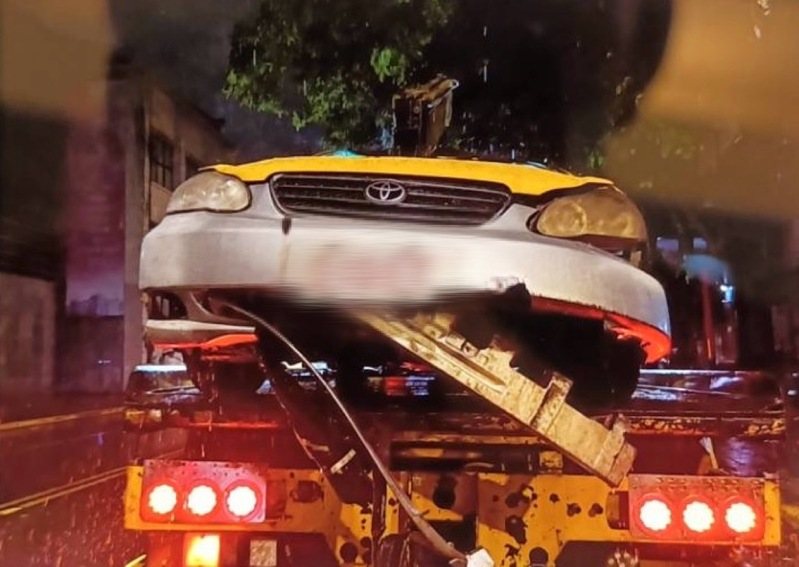 北市萬華區發生計程車自撞翻車意外。記者翁至成／翻攝