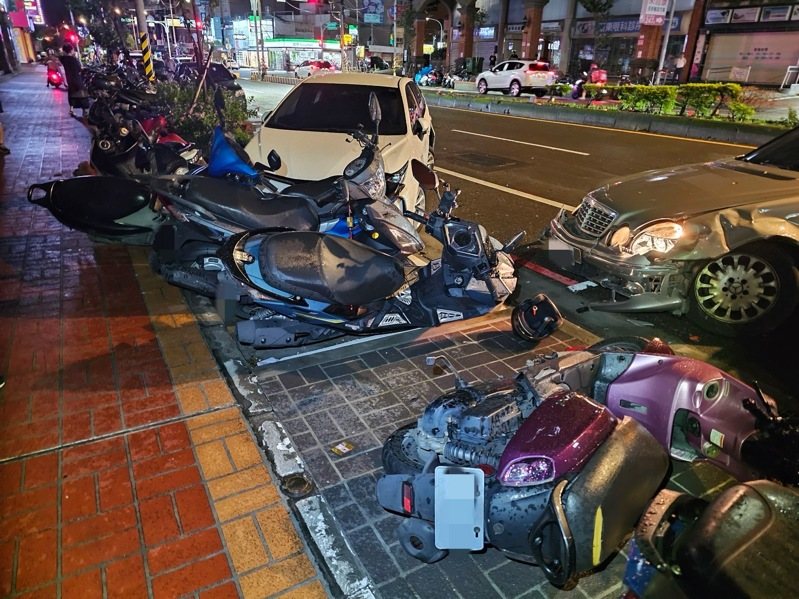 中壢環中東路一朱男酒後駕駛賓土轎車，失控連撞路邊4轎車及7輛機車倒地損壞。圖／警方提供