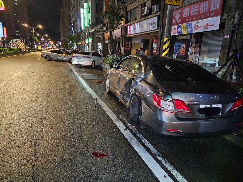 中壢環中東路一朱男酒後駕駛賓土轎車，失控連撞路邊4轎車及7輛機車倒地損壞。圖／警方提供
