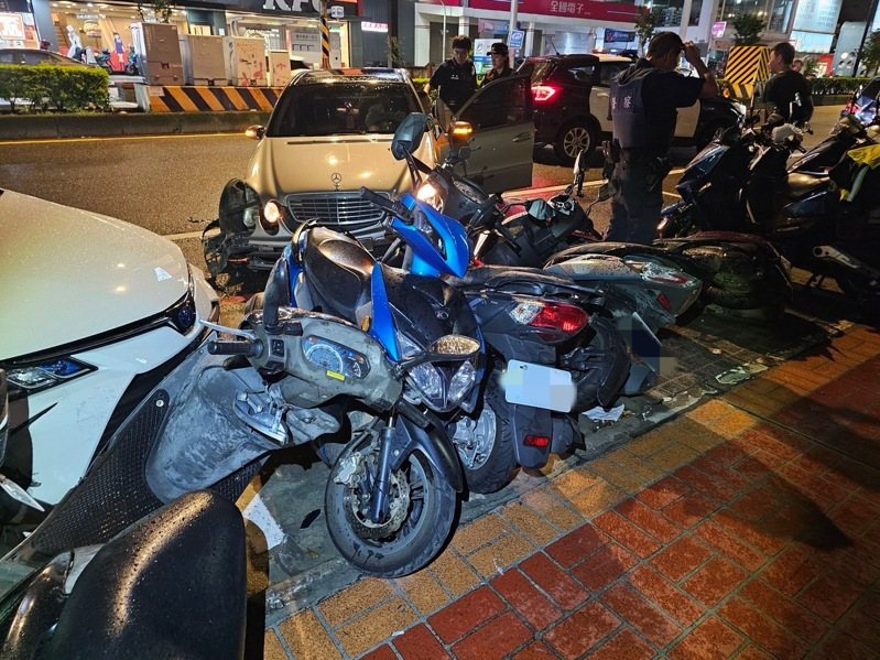 中壢環中東路一朱男酒後駕駛賓土轎車，失控連撞路邊4轎車及7輛機車倒地損壞。圖／警方提供