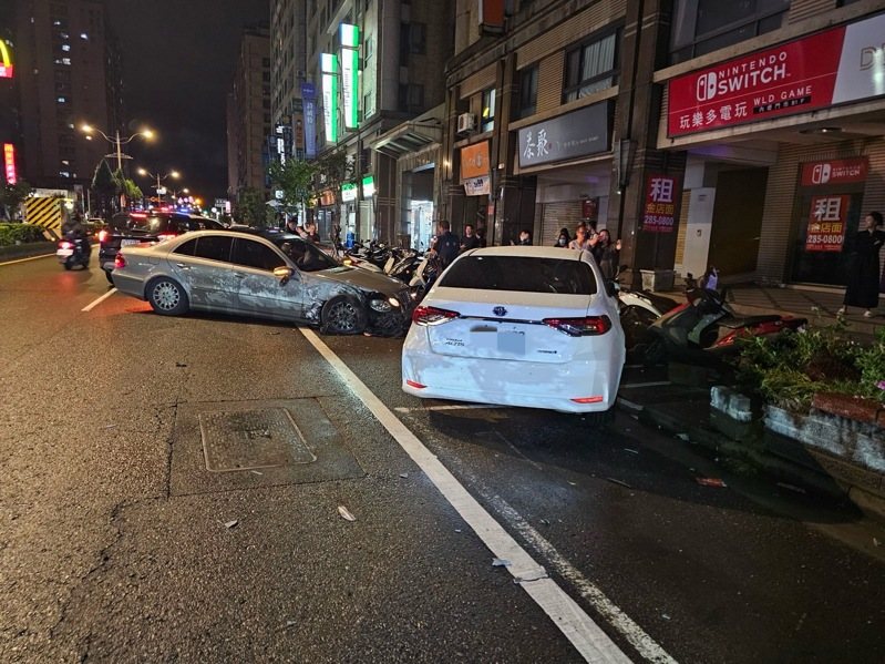 中壢環中東路一朱男酒後駕駛賓土轎車，失控連撞路邊4轎車及7輛機車倒地損壞。圖／警方提供