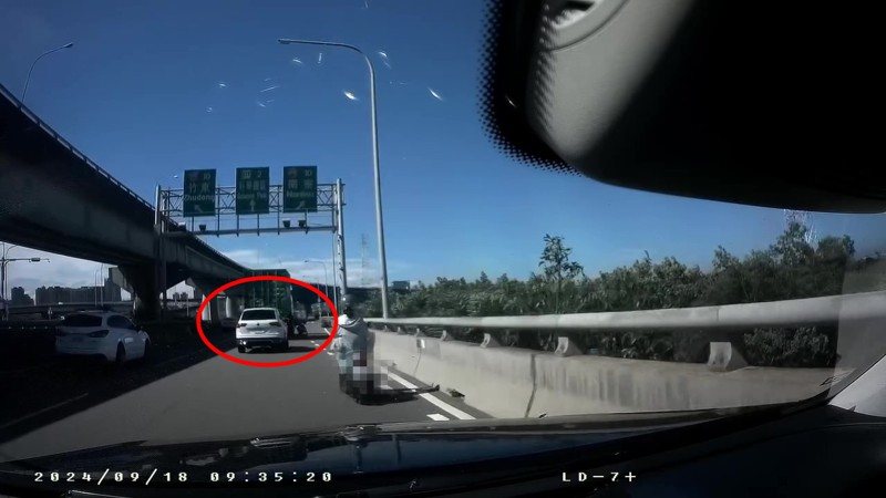 一輛直行摩托車與要右轉上68快速道路的大貨車,在車道交匯處發生碰撞,72歲老翁當場碰撞大貨車車頭倒地。圖/取自新竹爆料公社 一輛直行摩托車與要右轉上68快速道路的大貨車,在車道交匯處發生碰撞,72歲老翁當場碰撞大貨車車頭倒地。圖/取自新竹爆料公社