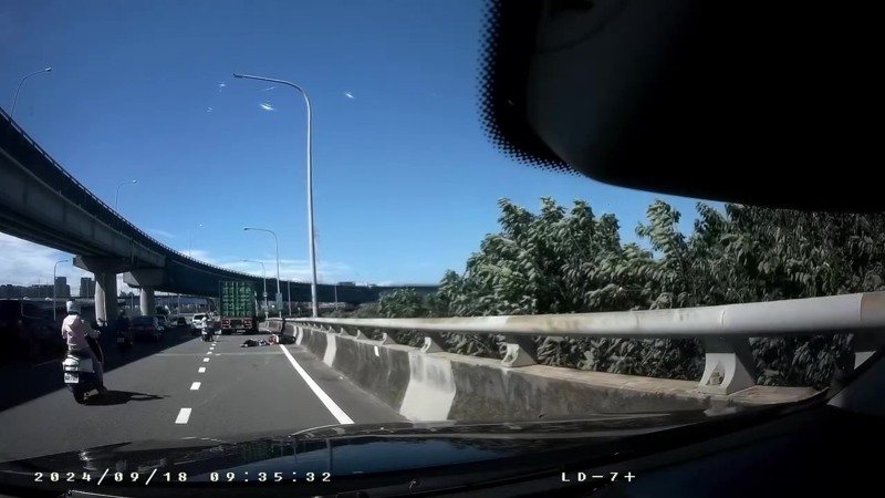72歲老翁遭撞後當場倒地,倒在車道上半天沒動靜,大貨車駕駛發現肇事,也立即下車查看。圖/取自新竹爆料公社 72歲老翁遭撞後當場倒地,倒在車道上半天沒動靜,大貨車駕駛發現肇事,也立即下車查看。圖/取自新竹爆料公社