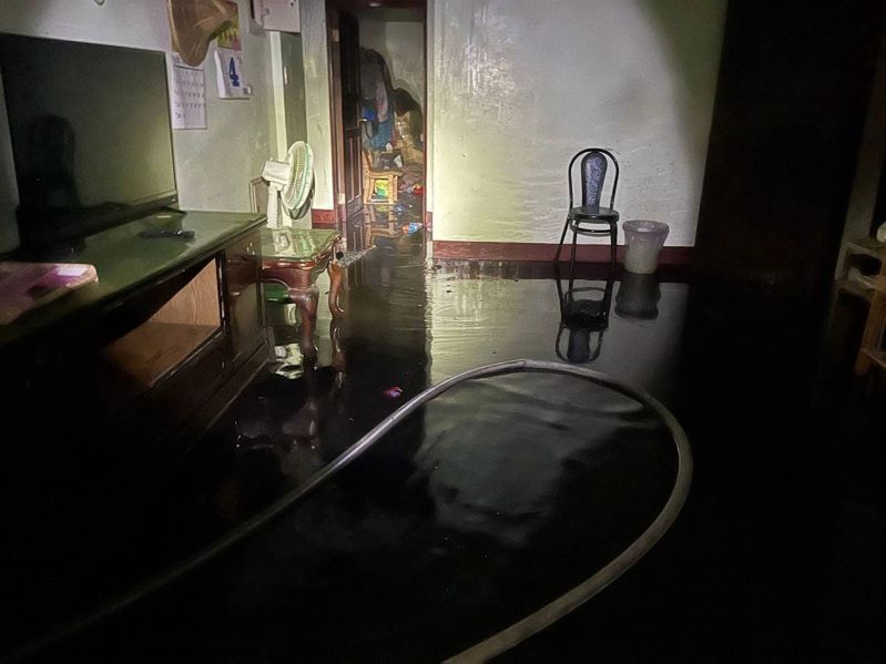 苗栗縣公館鄉福星村一棟民宅的1樓房間昨晚起火，警消協助屋內3兄弟脫困，其中，2人受到驚嚇預防性送醫無大礙，起火原因進一步調查中。圖／民眾提供