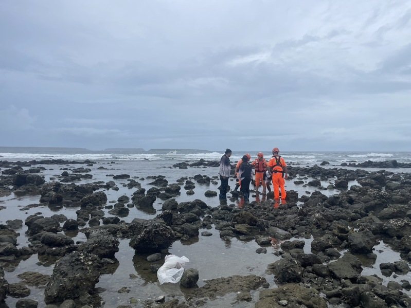 澎湖一艘小船擱淺在風櫃洞岸際，船上4人自行游泳上岸獲救。記者張議晨／翻攝