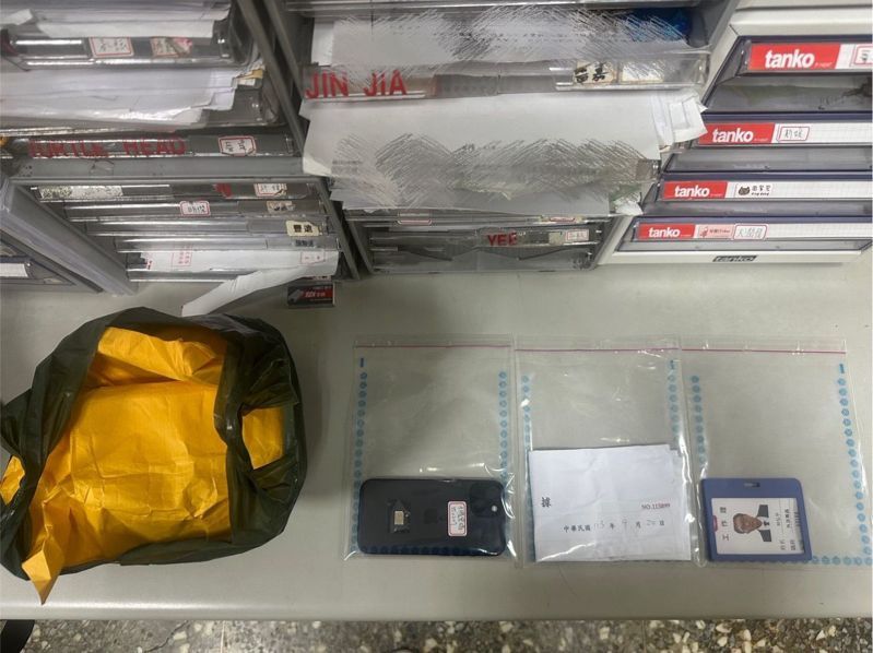 警方查扣林男身上的工作證、手機及贓款。記者黃子騰/翻攝 警方查扣林男身上的工作證、手機及贓款。記者黃子騰/翻攝