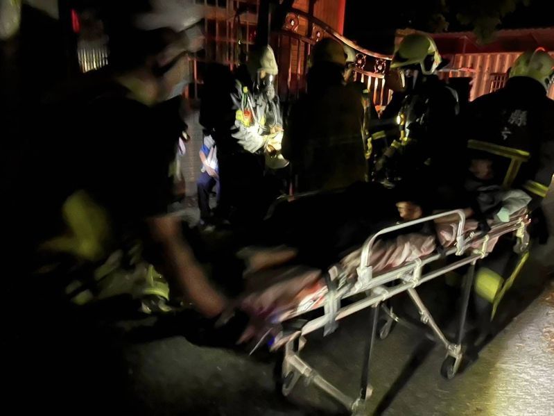 苗栗縣公館鄉福星村一棟民宅的1樓房間昨晚起火，警消協助屋內3兄弟脫困，其中，2人受到驚嚇預防性送醫無大礙，起火原因進一步調查中。圖／民眾提供