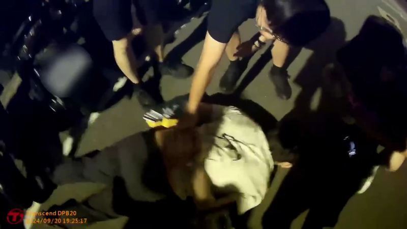 警方將林姓車手壓制逮捕。記者黃子騰/翻攝 警方將林姓車手壓制逮捕。記者黃子騰/翻攝