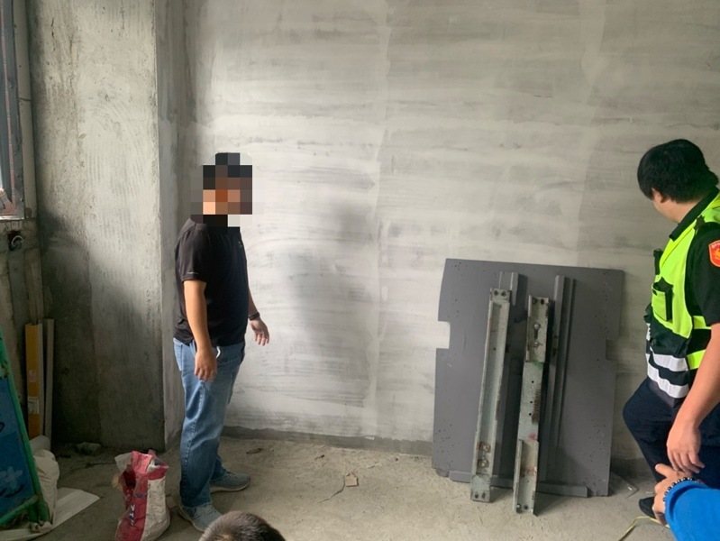 台中市豐原警方6小時成功偵破阻銷贓,遭竊夫婦感謝保住生財工具。記者游振昇/翻攝 台中市豐原警方6小時成功偵破阻銷贓,遭竊夫婦感謝保住生財工具。記者游振昇/翻攝