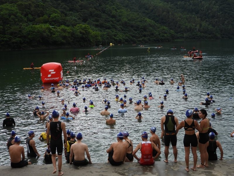 花蓮鐵人三項錦標賽今天在鯉魚潭舉行，卻傳出一名選手65歲劉姓男子溺斃。圖為游泳項目，與意外無關。圖／花蓮縣體育會提供
