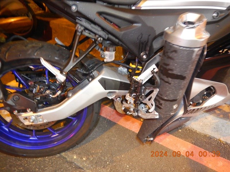 台中市王姓女子在昨天深夜開車行經北區時，撞上準備停車的張姓女騎士，波及路旁4輛機車。記者陳宏睿／翻攝
