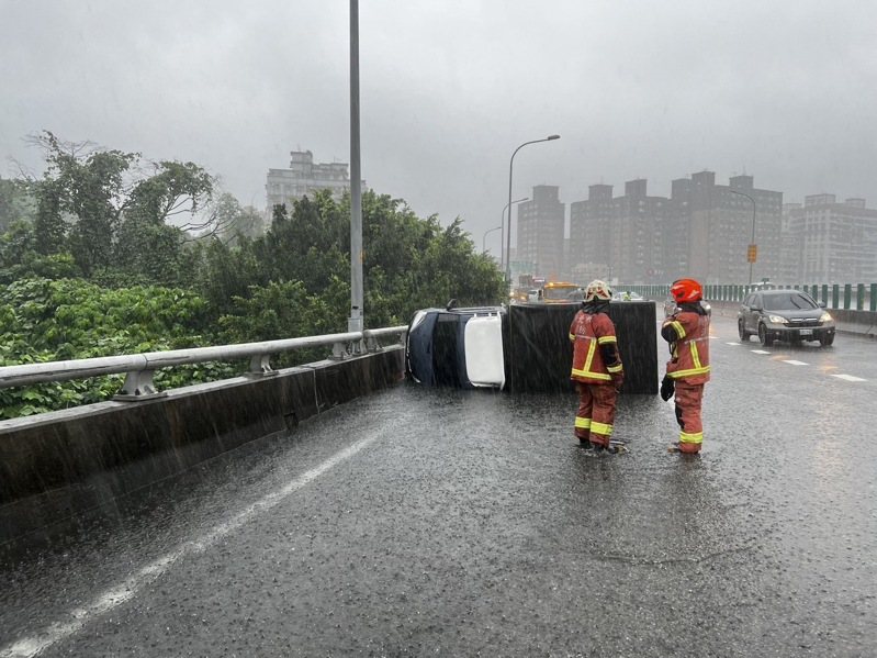 台65快速道路因豪雨路面明顯積水。記者黃子騰／翻攝