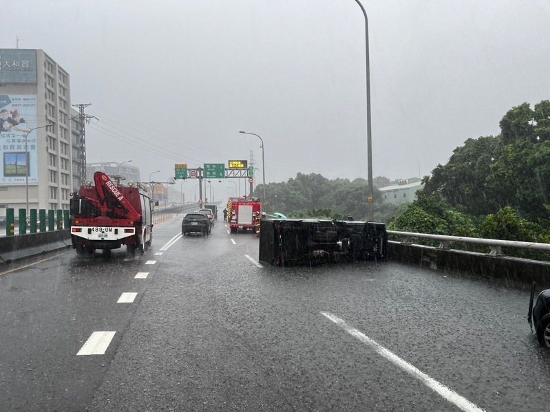 陳姓女子駕駛貨車行經台65線，因天雨路滑撞護欄翻覆。記者黃子騰／翻攝