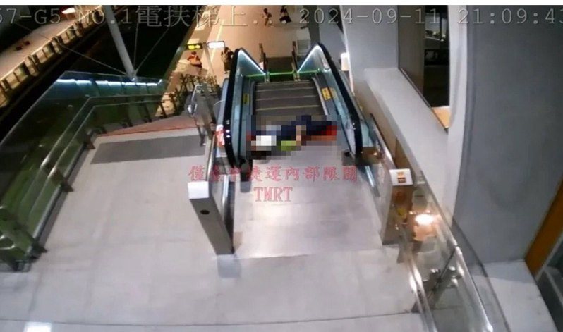 台中捷運許姓副站長11日昏倒在電扶梯,員工爆料逾3分鐘無人發現,錯失黃金搶救時間。圖/民眾提供 台中捷運許姓副站長11日昏倒在電扶梯,員工爆料逾3分鐘無人發現,錯失黃金搶救時間。圖/民眾提供