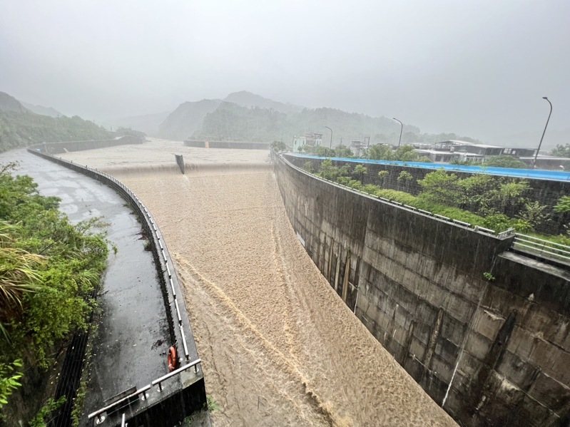 基隆河員山子河段今天下午2點水位超過63公尺,洪水進入隧道開始分洪入海。這是今年第2次分洪,2005年以來第60次分洪。圖/水利署第10河川分署提供 基隆河員山子河段今天下午2點水位超過63公尺,洪水進入隧道開始分洪入海。這是今年第2次分洪,2005年以來第60次分洪。圖/水利署第10河川分署提供