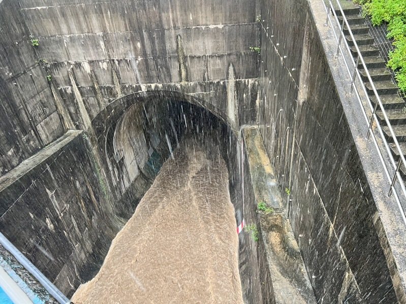 基隆河員山子河段今天下午2點水位超過63公尺,洪水進入隧道開始分洪入海。這是今年第2次分洪,2005年以來第60次分洪。圖/水利署第10河川分署提供 基隆河員山子河段今天下午2點水位超過63公尺,洪水進入隧道開始分洪入海。這是今年第2次分洪,2005年以來第60次分洪。圖/水利署第10河川分署提供